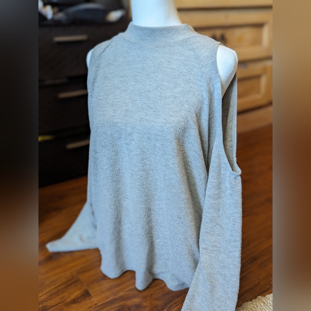 Sadie and sage boutique grey bell sleeve blouse